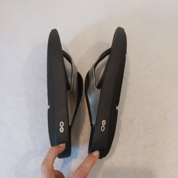 OOFOS Flip Flop Thong Sandal Womens 8 Silver Gray OOlala Cushioned Comfort - Picture 3 of 9